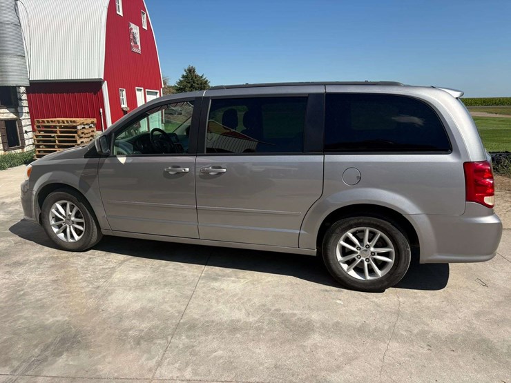 2016-dodge-grand-caravan-sxt-image-2
