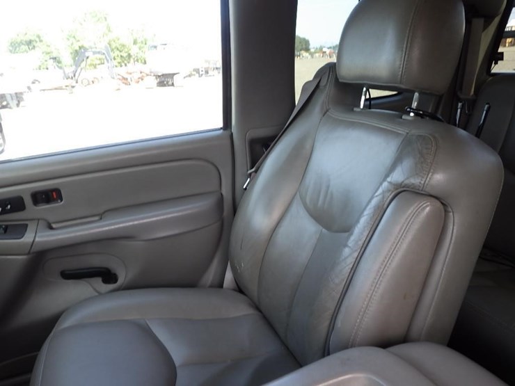 2004-chevrolet-2500hd-image-22