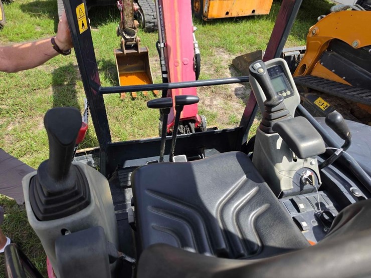 2022-yanmar-vio25-image-11