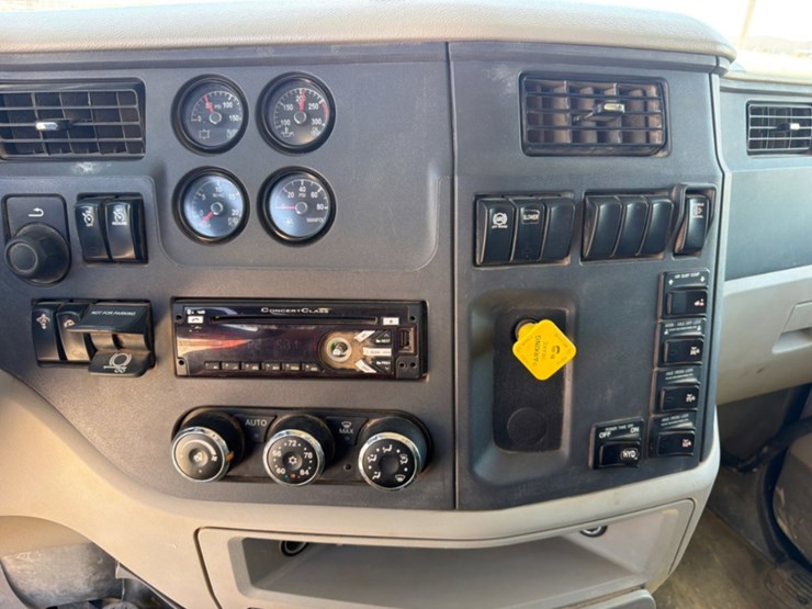 2019-peterbilt-567-image-18