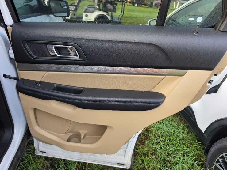 2017-ford-explorer-image-8