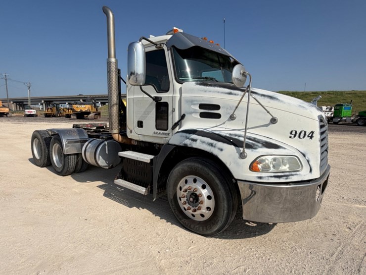 2015-mack-cxu613-day-cab-image-3