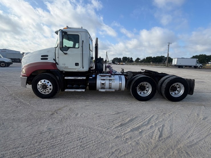 2011-mack-cxu613-day-cab-image-8