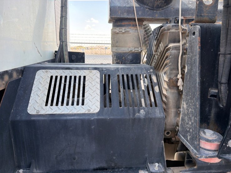 2018-peterbilt-567-image-15