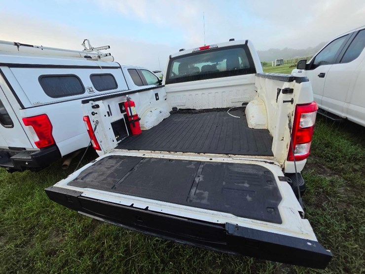 2022-ford-f150-xl-image-6