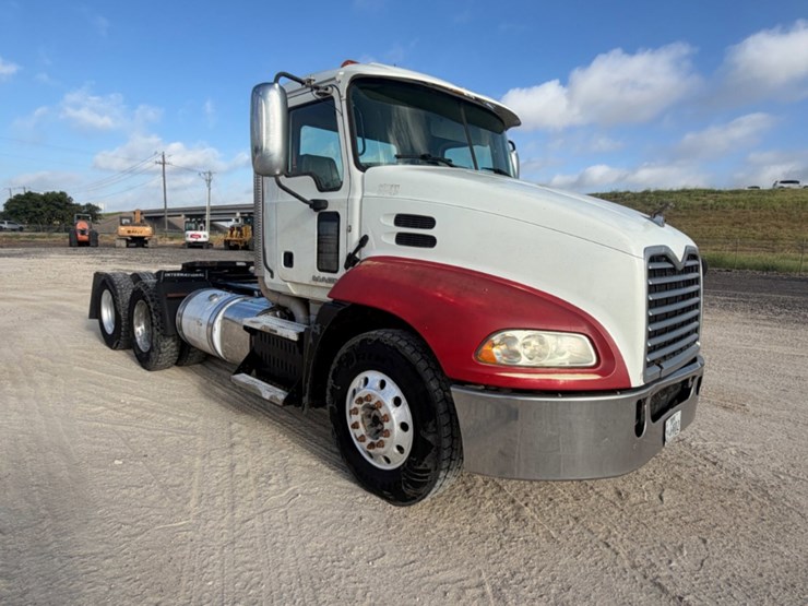 2011-mack-cxu613-day-cab-image-3