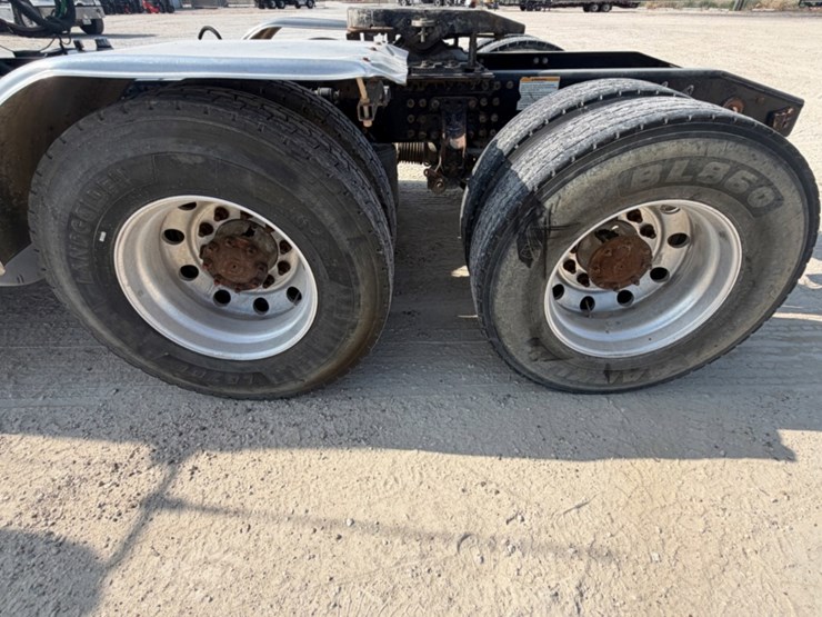2015-mack-cxu613-day-cab-image-14