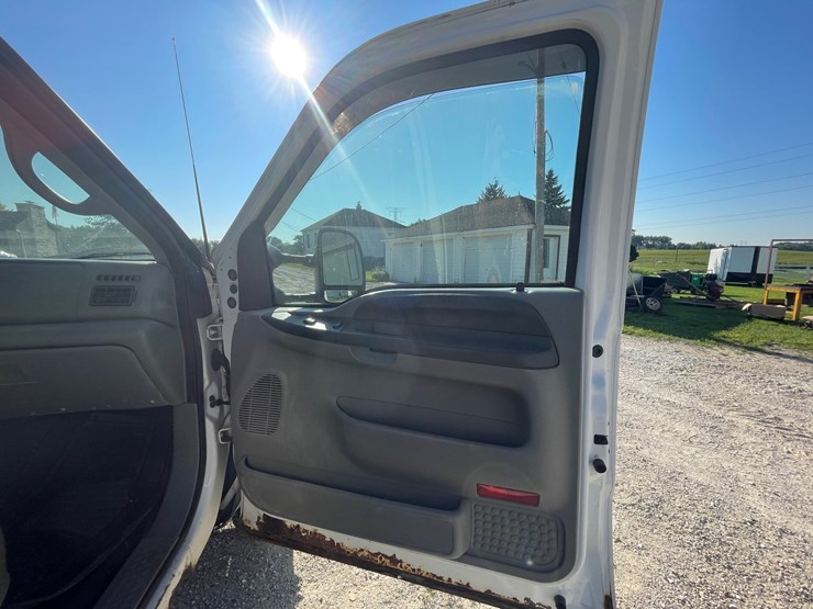 2002-ford-f550-xl-image-33