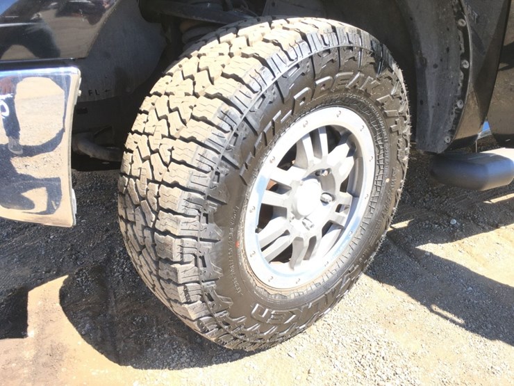 2010-toyota-tundra-sr5-image-14