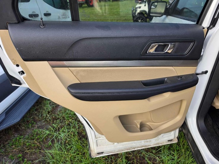 2017-ford-explorer-image-12