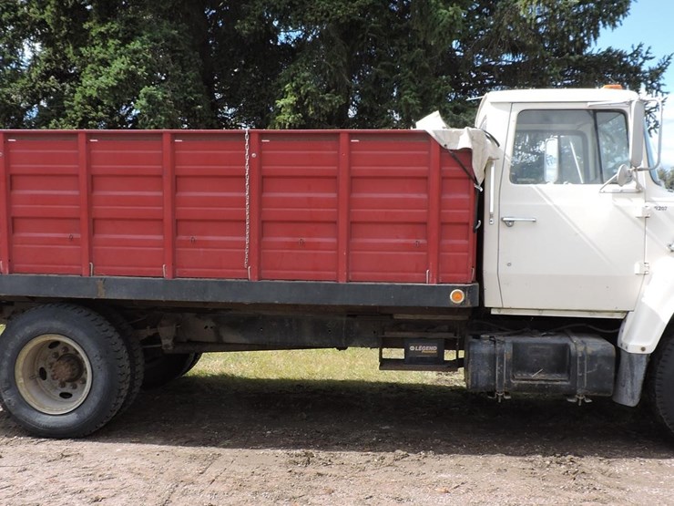 1985-ford-700-image-5