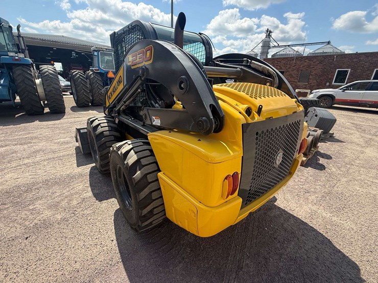 new-holland-l230-image-3