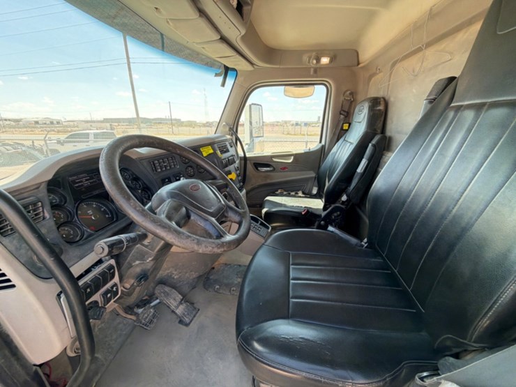 2018-peterbilt-567-image-18