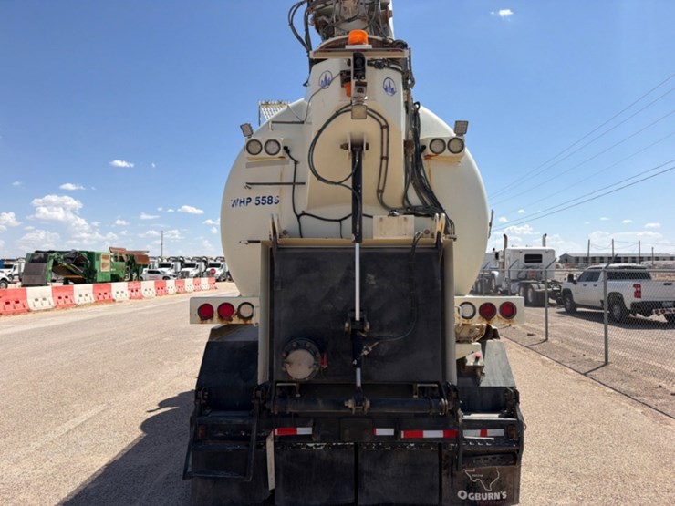 2020-peterbilt-567-image-11