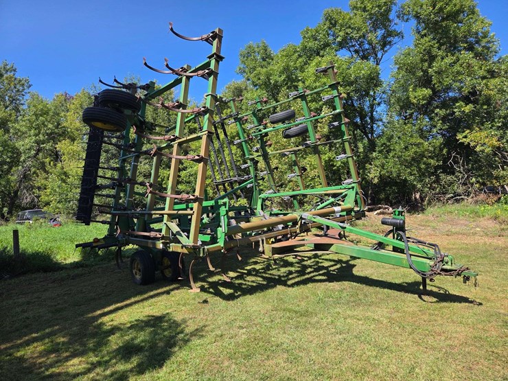 john-deere-2210-image-1