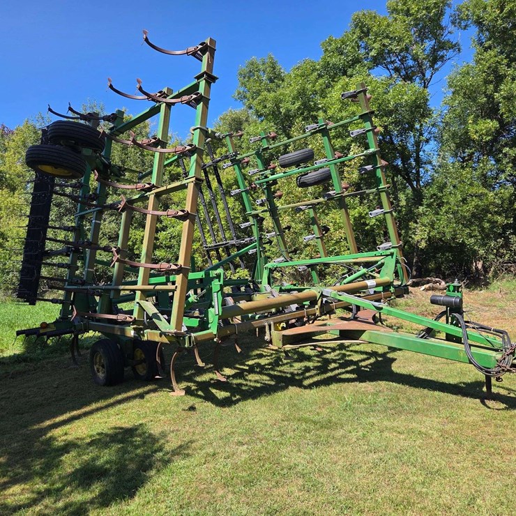 JOHN DEERE 2210
