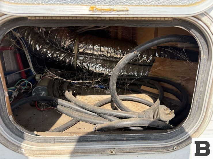 2002-tahoe-transport-21'-toy-hauler-travel-trailer-image-19