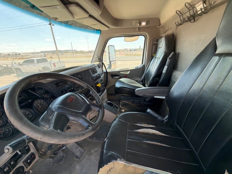 2019-peterbilt-567-image-17