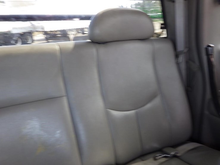 2004-chevrolet-2500hd-image-24