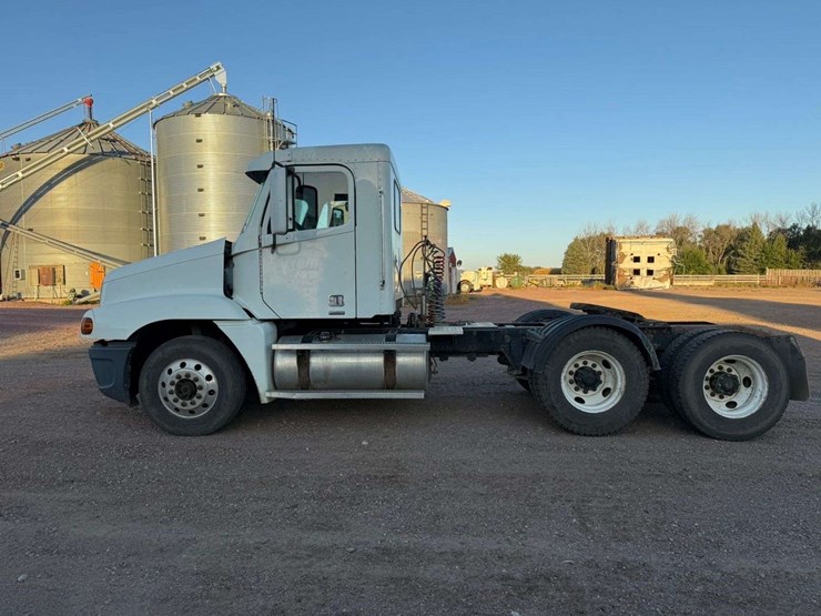 2005-freightliner-century-120-image-3