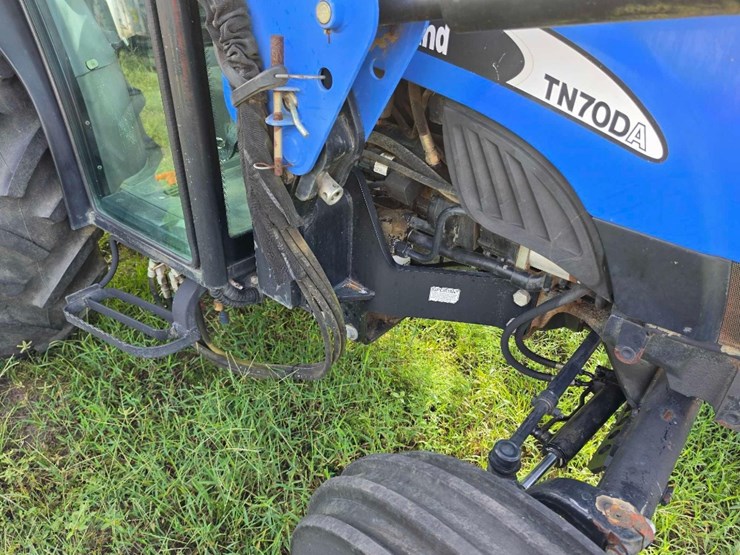 223---new-holland-tn70da-utility-tractor-image-8