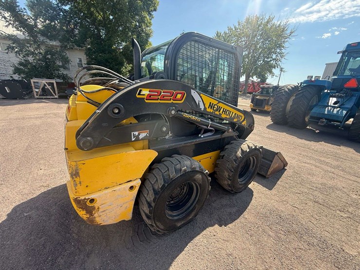new-holland-l220-image-27