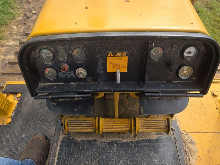 deere-750b-lt-image-38