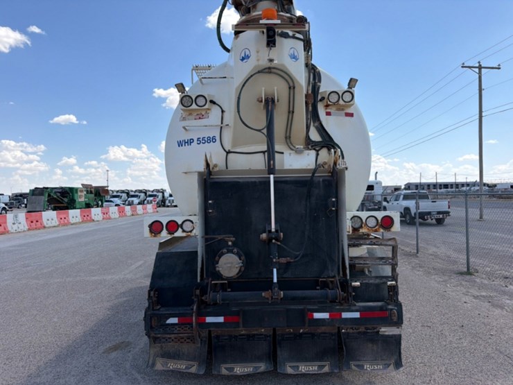 2018-peterbilt-567-image-11