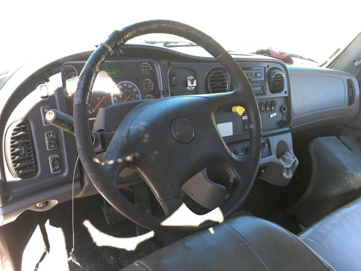 2016-freightliner-m2-asphalt-patch/slury-seal-image-9