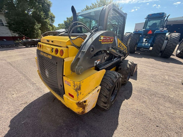 new-holland-l220-image-29
