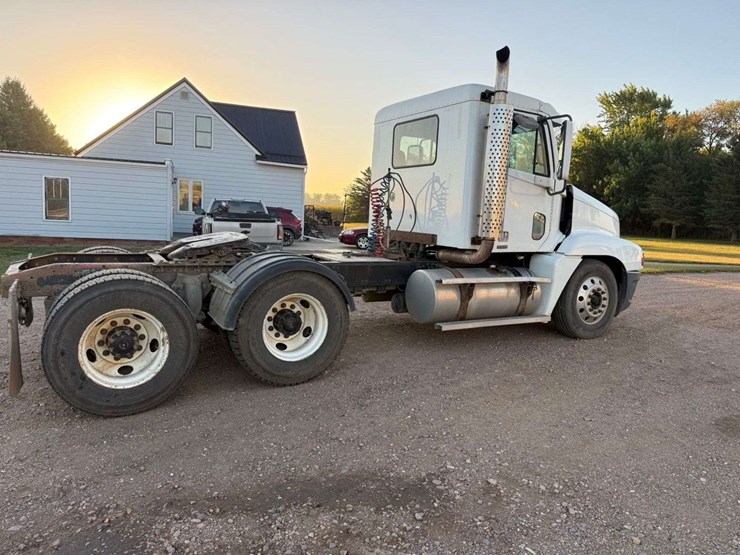 2005-freightliner-century-120-image-31