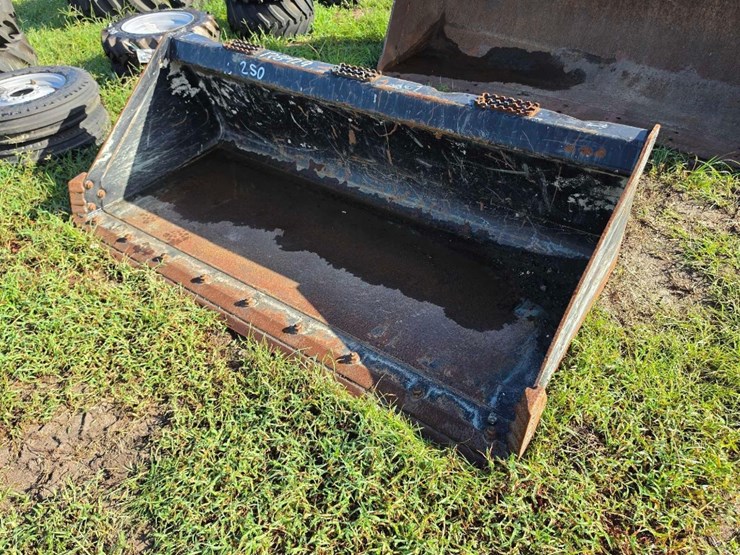 250---kubota-82"-severe-duty-bucket-image-2