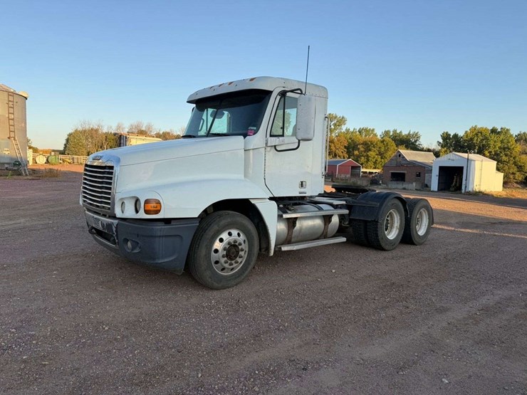 2005-freightliner-century-120-image-1