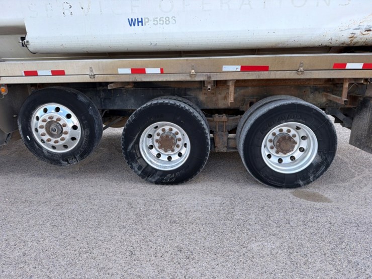 2019-peterbilt-367-image-12
