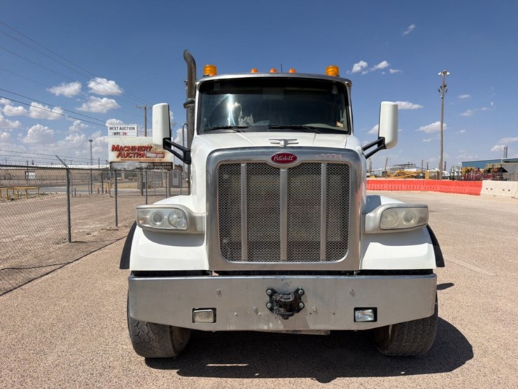 2018-peterbilt-567-image-2