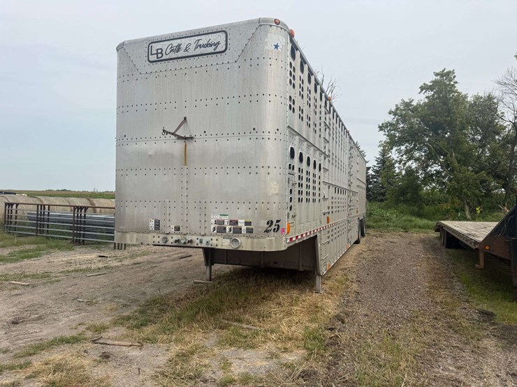 2003-wilson-livestock-trailer-image-3