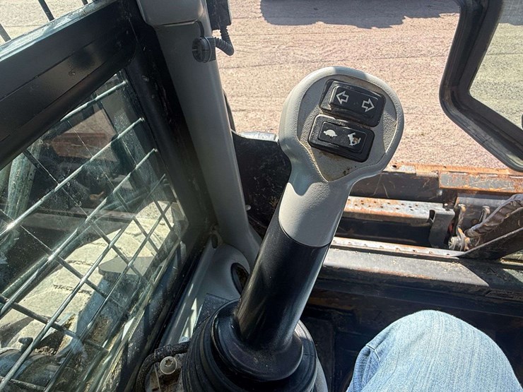 new-holland-l220-image-18