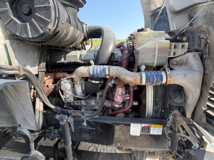 2015-mack-cxu613-day-cab-image-13