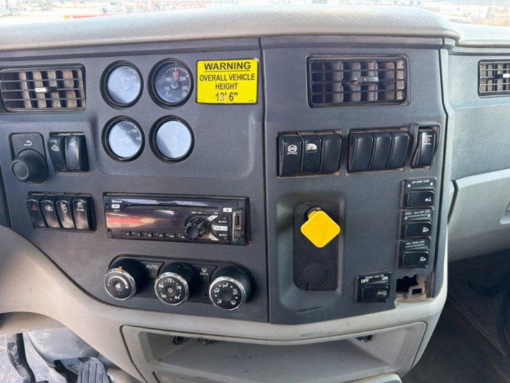2018-peterbilt-567-image-18