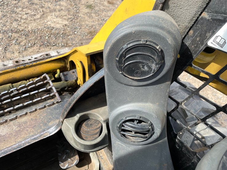 2013-caterpillar-236d3-image-33