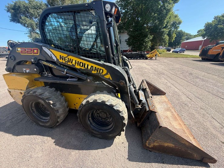 new-holland-l220-image-25