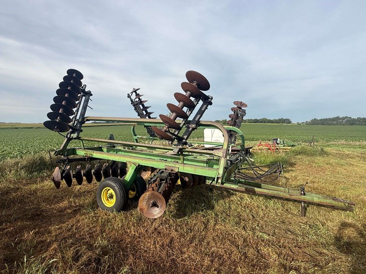 john-deere-235-image-9