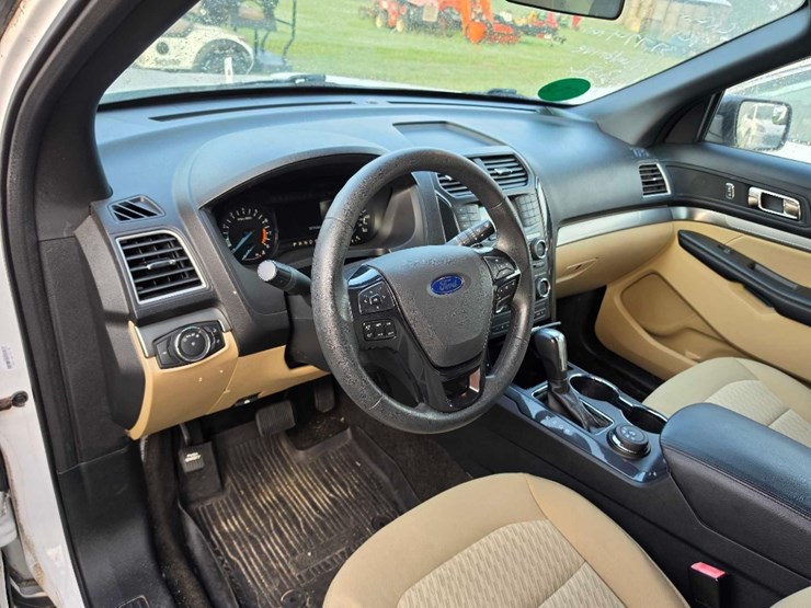 2017-ford-explorer-image-14