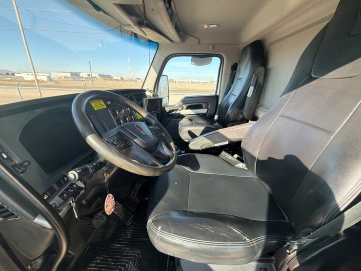 2024-kenworth-t880-image-19