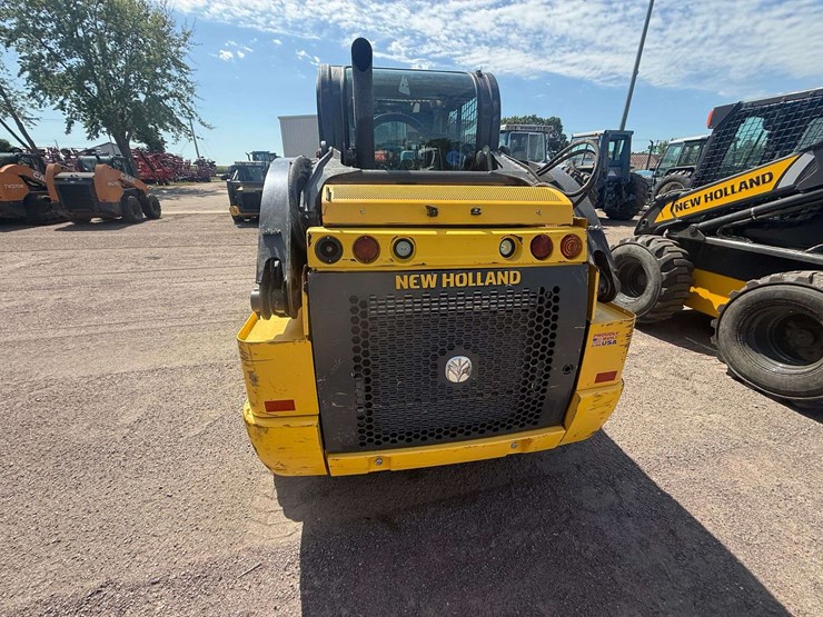 new-holland-l220-image-33