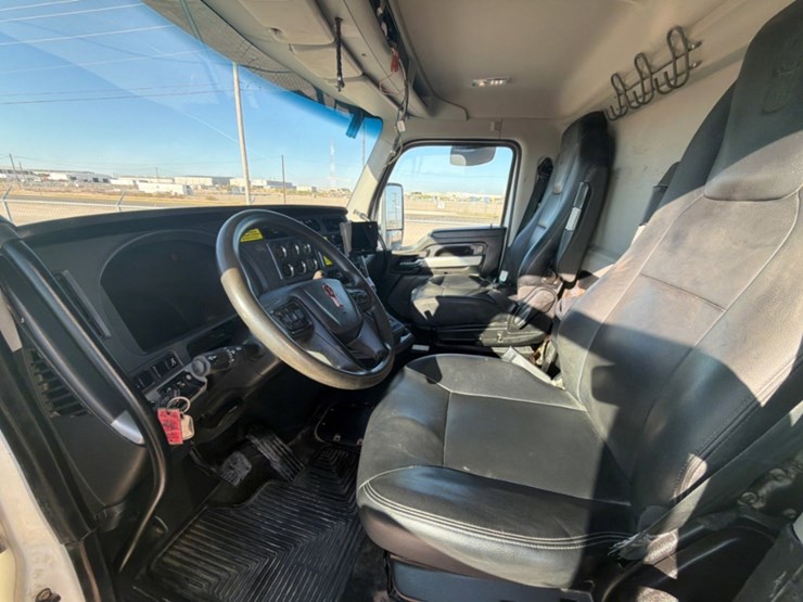 2024-kenworth-t880-image-18