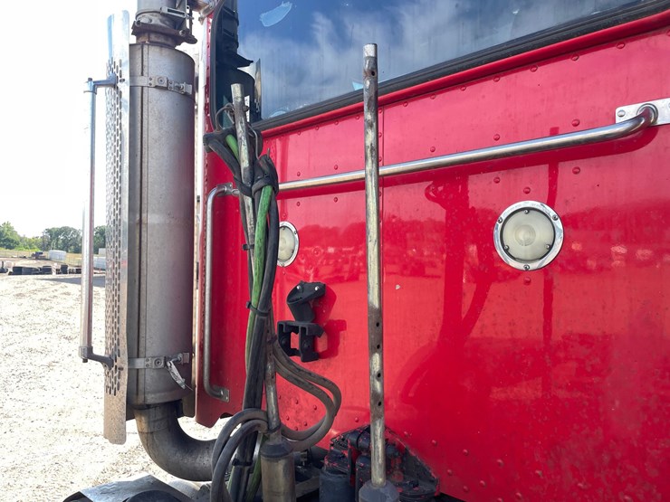 2012-peterbilt-388-image-16