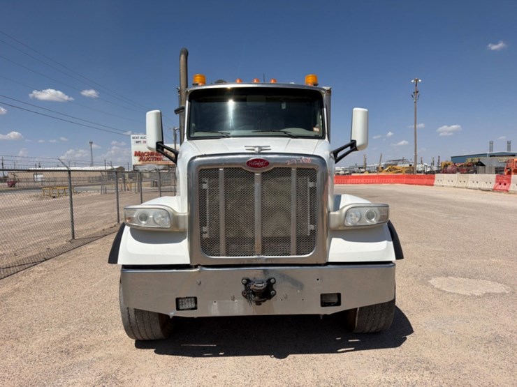 2020-peterbilt-567-image-2