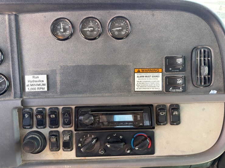 2012-peterbilt-367-image-16