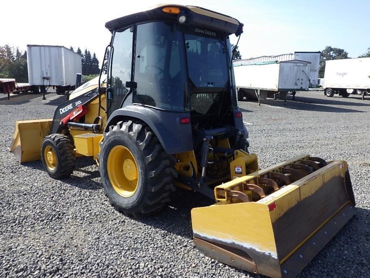 2019-deere-210l-image-3